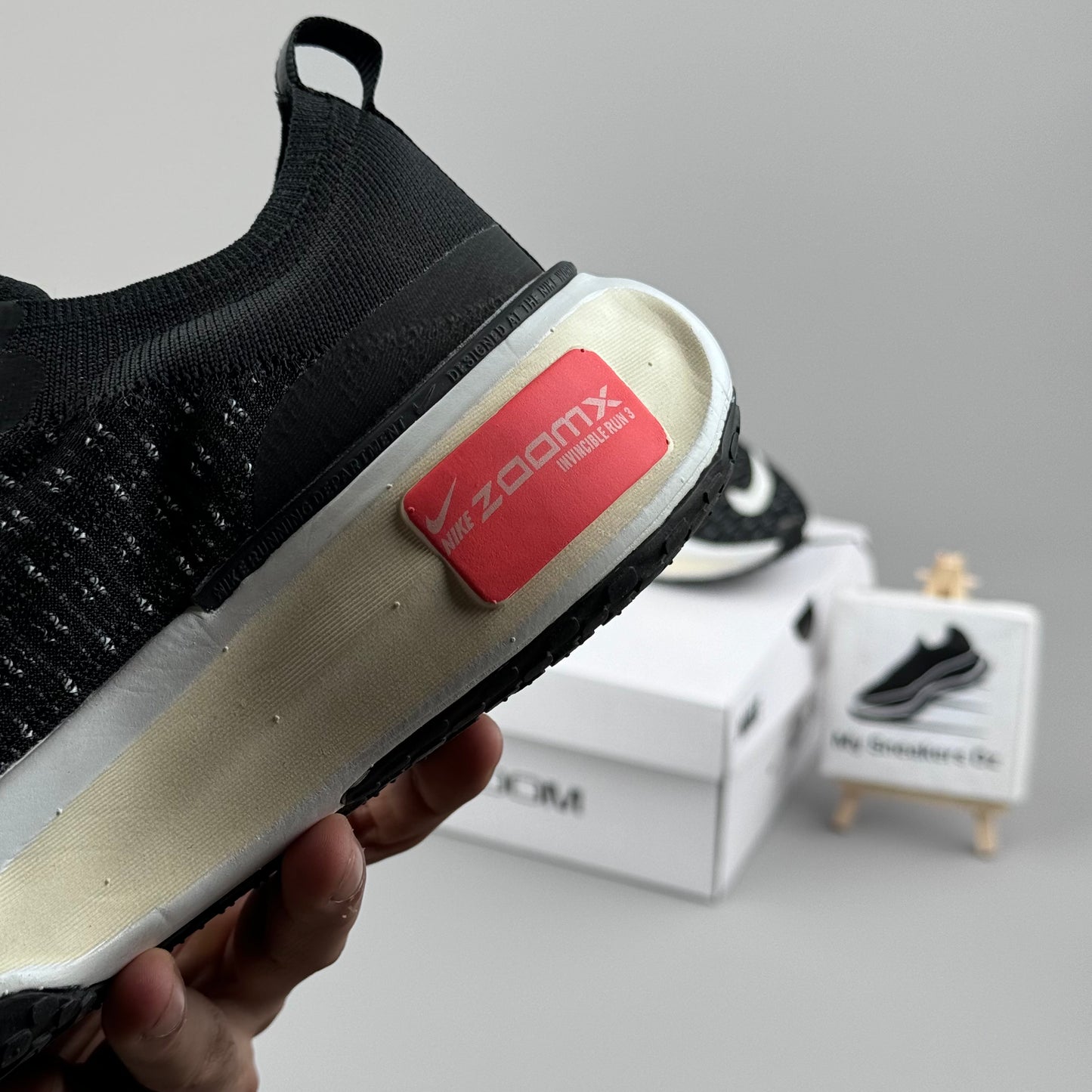 Zoomx Invincible Run 3 Black & Beige