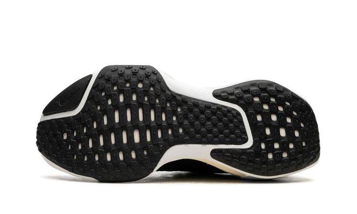 Zoomx Invincible Run 3 Black & Beige