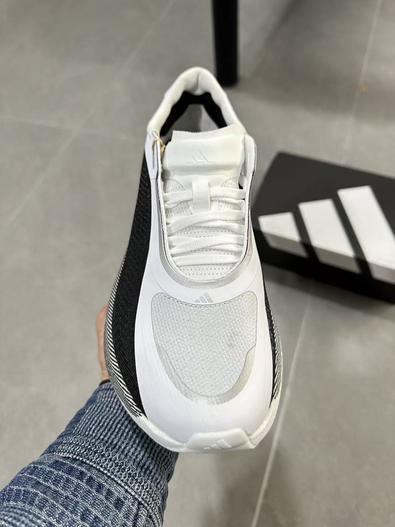 hyperboost black white
