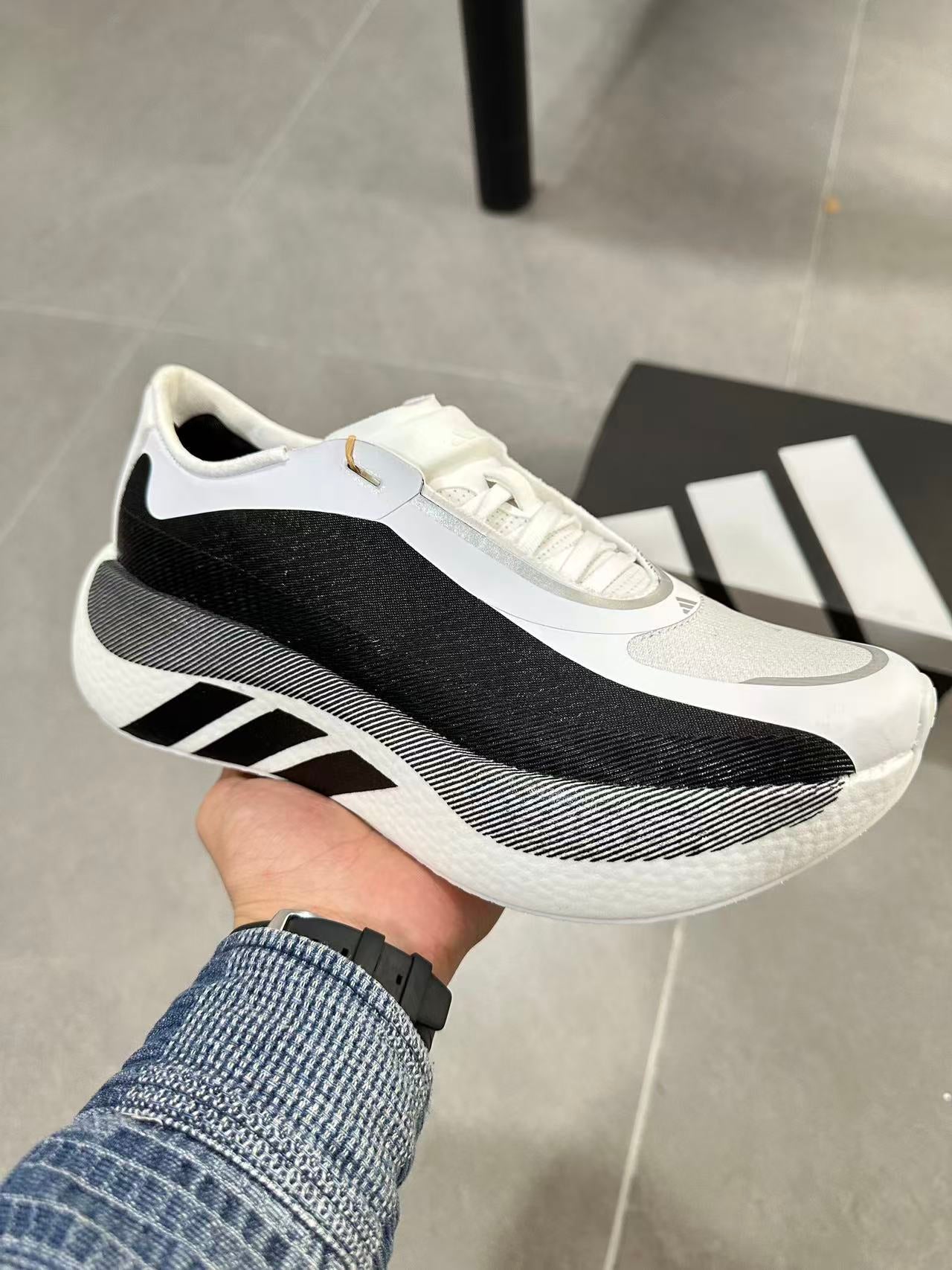 hyperboost black white