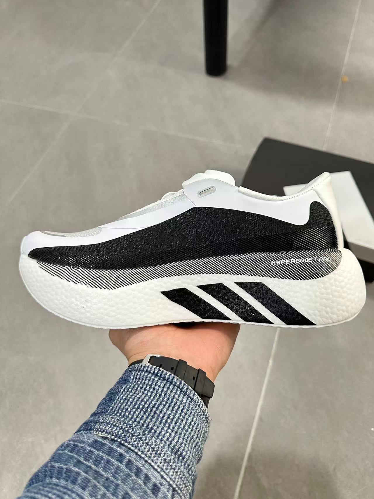 hyperboost black white