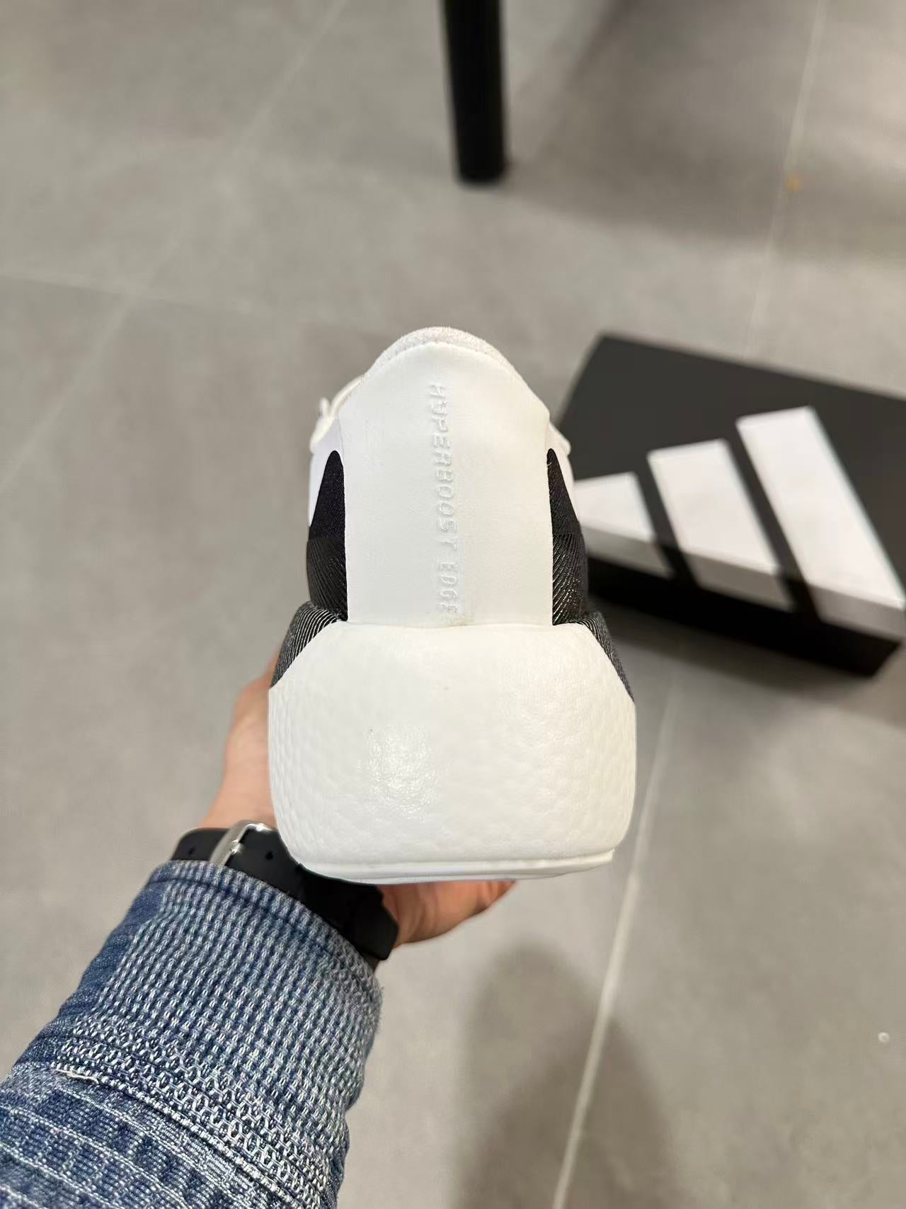 hyperboost black white
