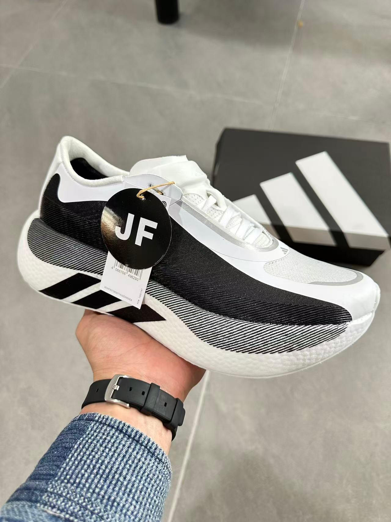 hyperboost black white