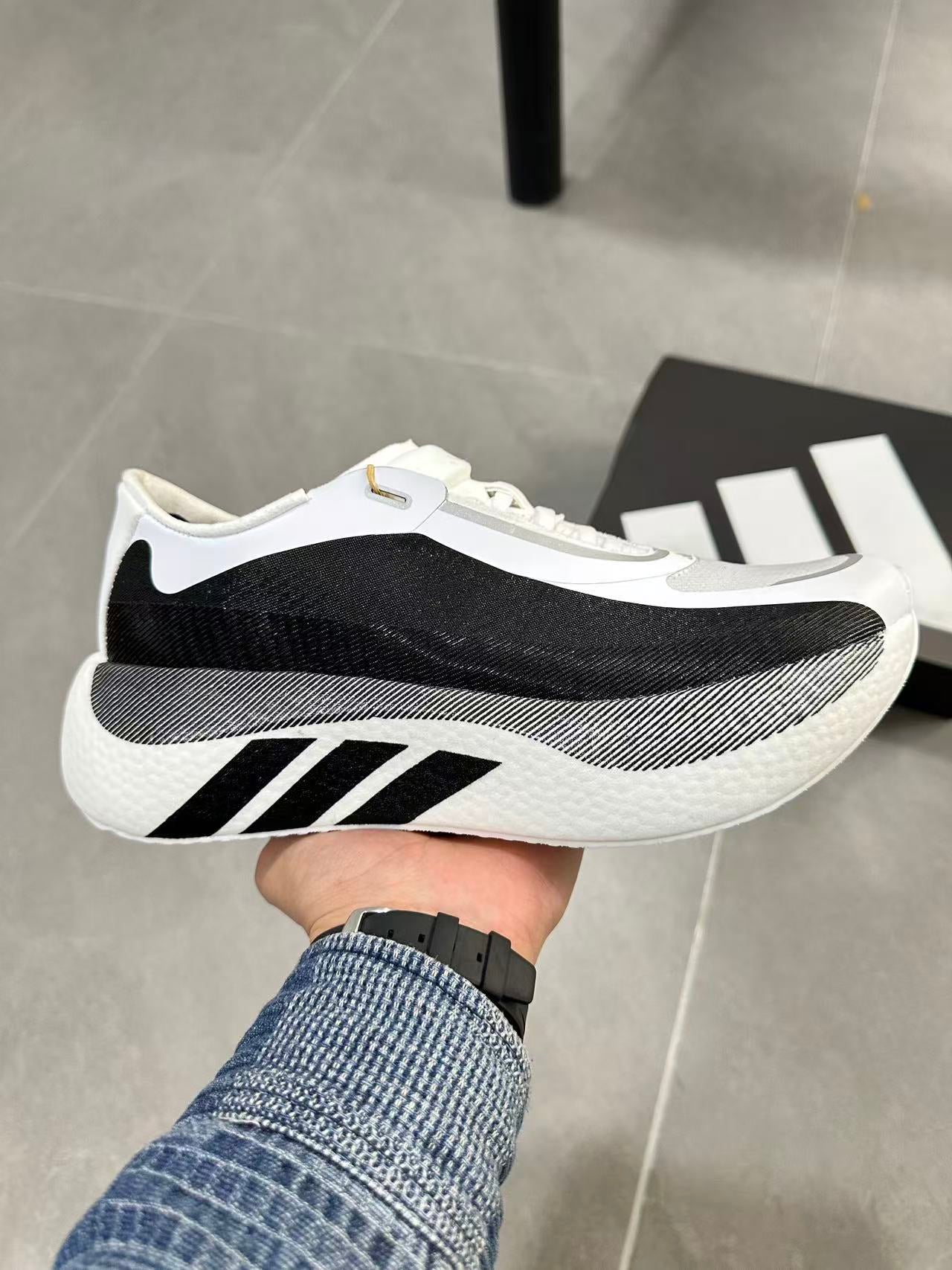 hyperboost black white