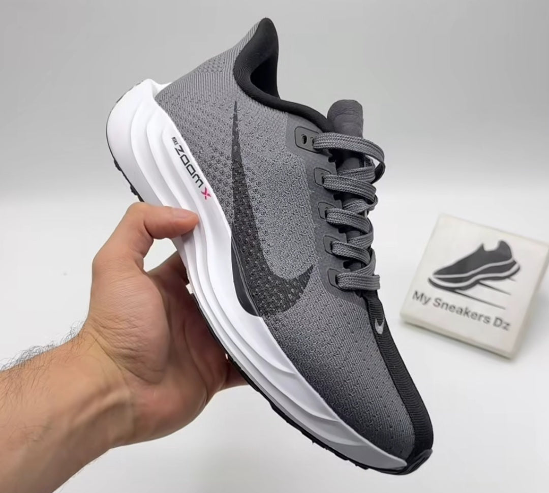 Pegasus plus gris foncé